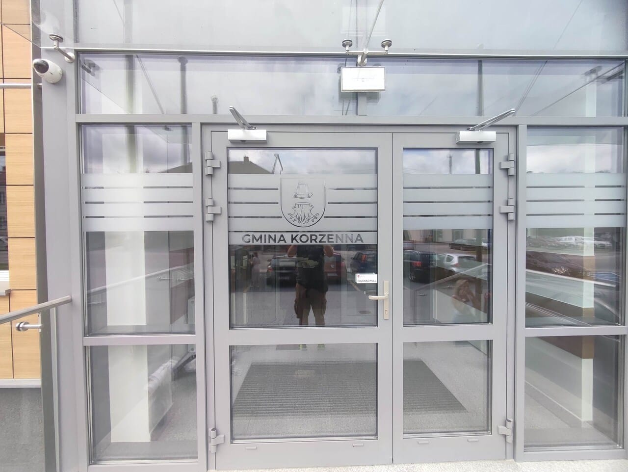 Witryna sklepowa z oklejonymi szybami – Nowy Sącz