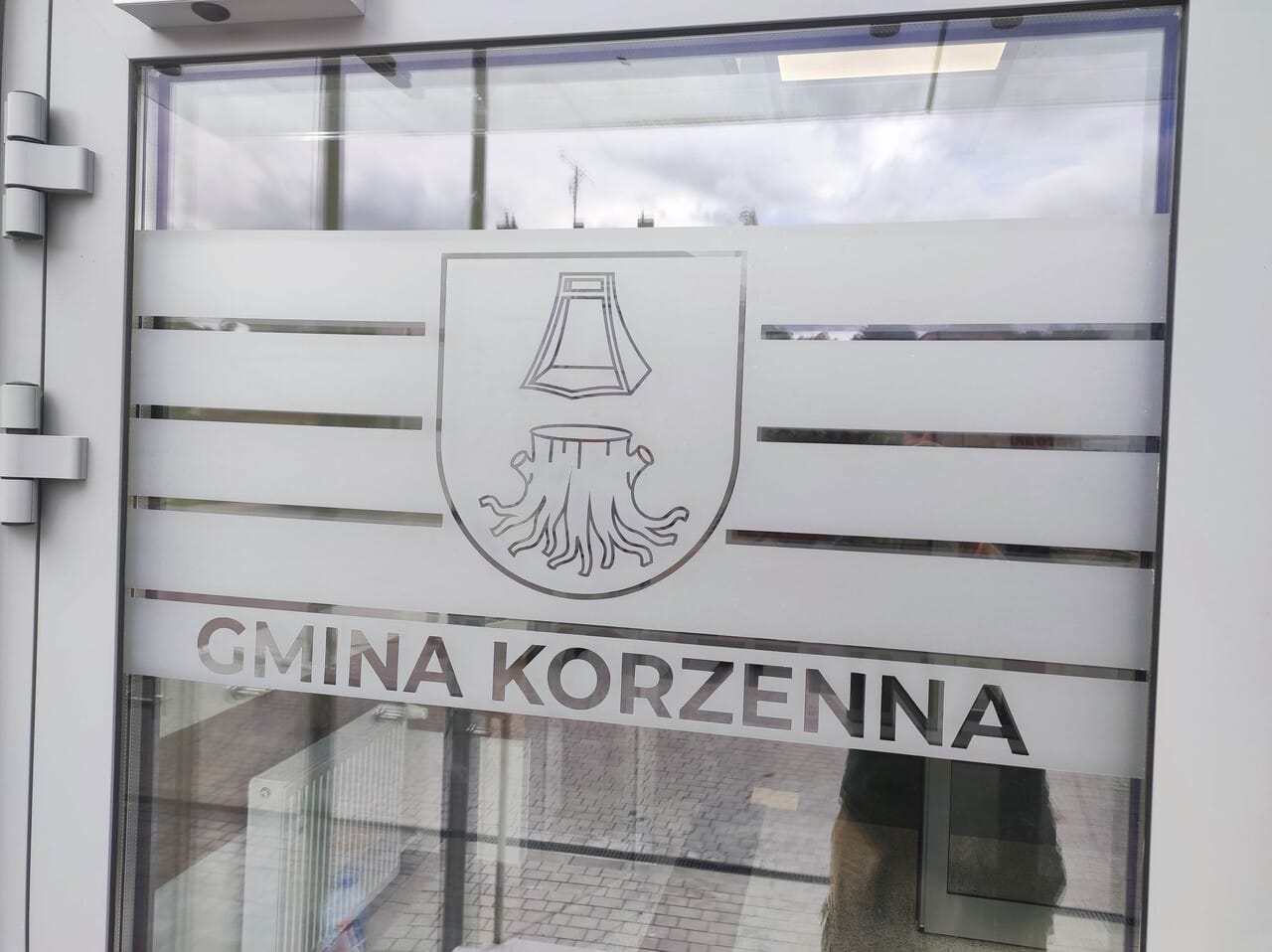 Projekt i montaż reklamy na witrynach Nowy Sącz