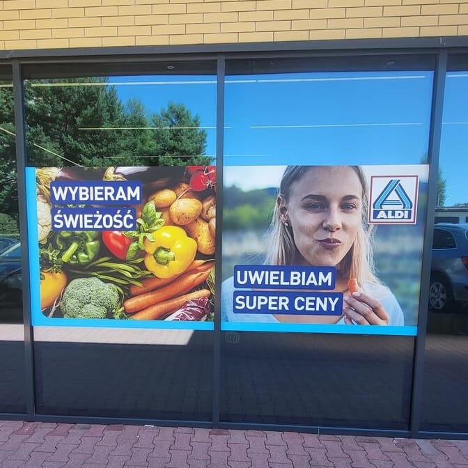 Oklejanie szyb folią reklamową Nowy Sącz – realizacja
