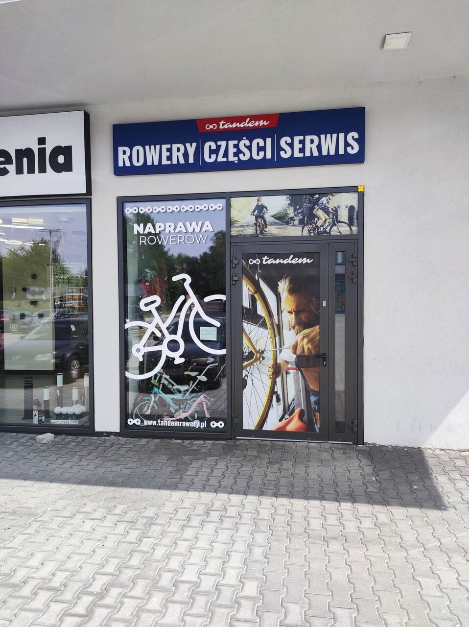 Przyciągająca reklama na szybach w Nowym Sączu