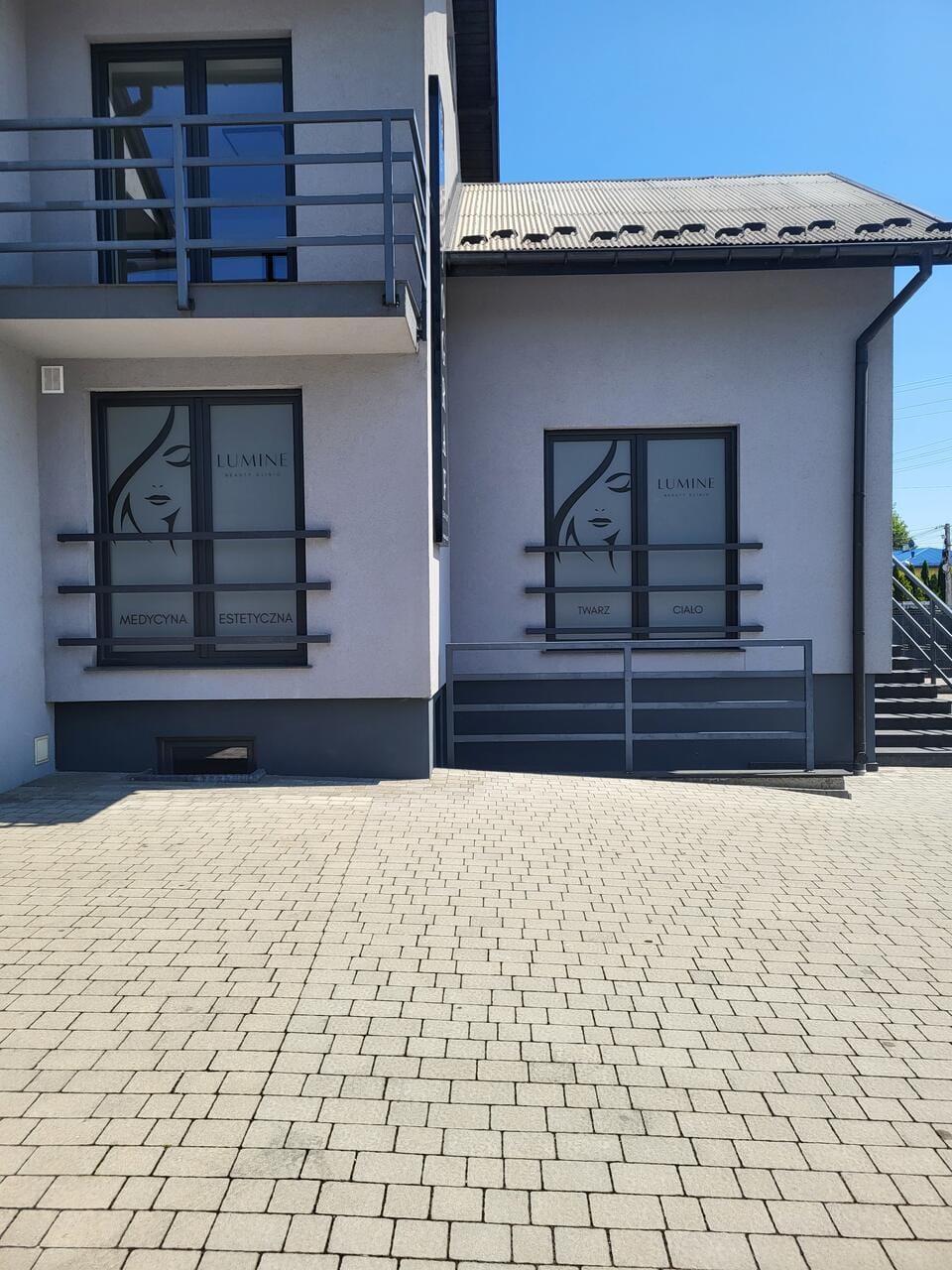 Profesjonalne oklejanie szyb folią reklamową w Nowym Sączu