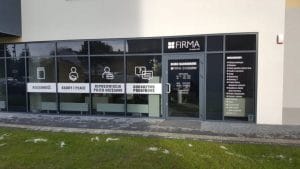 Oklejanie szyb sklepowych folią reklamową